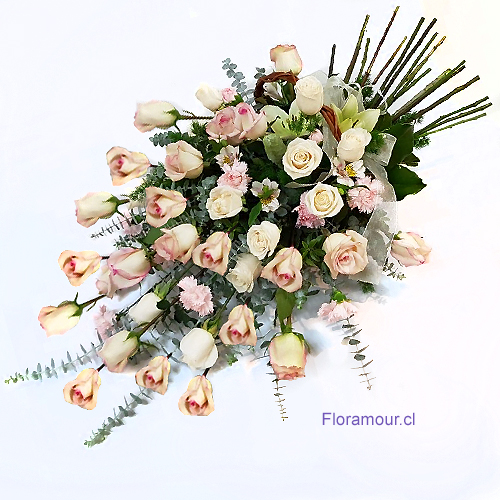 Hermoso arreglo en forma de ramo tendido con rosas y flores de complemento.
(Slo Santiago)